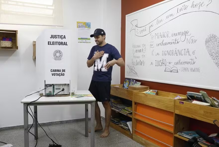 De última hora e descalço: Pablo Marçal vota faltando 5 minutos para fim da eleição; veja vídeo