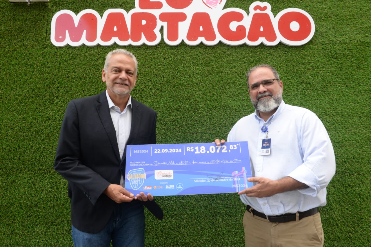 Martagão Gesteira recebe doação arrecadada durante inscrições para a Maratona Salvador