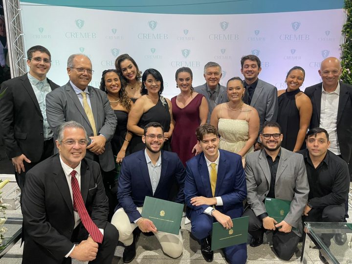 Médicos da rede municipal de Salvador são homenageados pelo trabalho durante as enchentes no Rio Grande do Sul