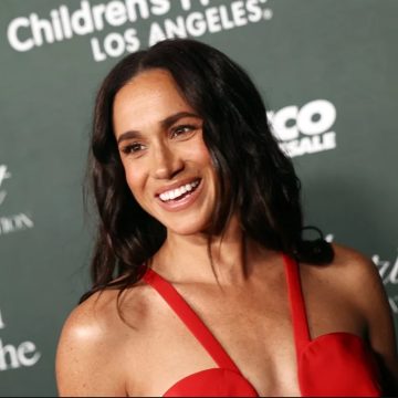 Meghan Markle usa vestido avaliado em mais de R$ 30 mil durante evento beneficente em Los Angeles