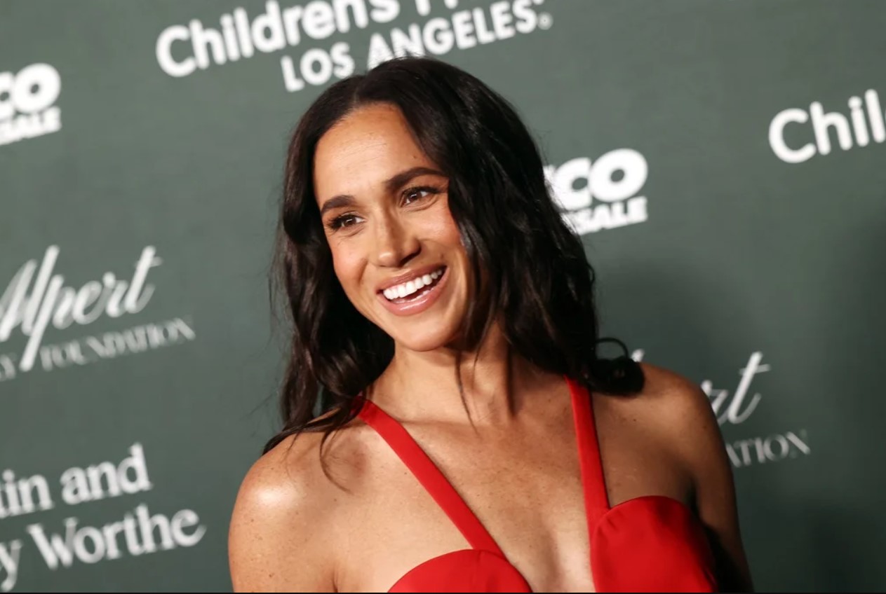 Meghan Markle usa vestido avaliado em mais de R$ 30 mil durante evento beneficente em Los Angeles