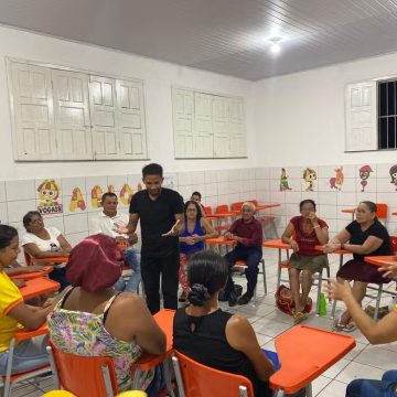 Educador viraliza ao alfabetizar alunos idosos com o forró de Luiz Gonzaga em cidade na Bahia