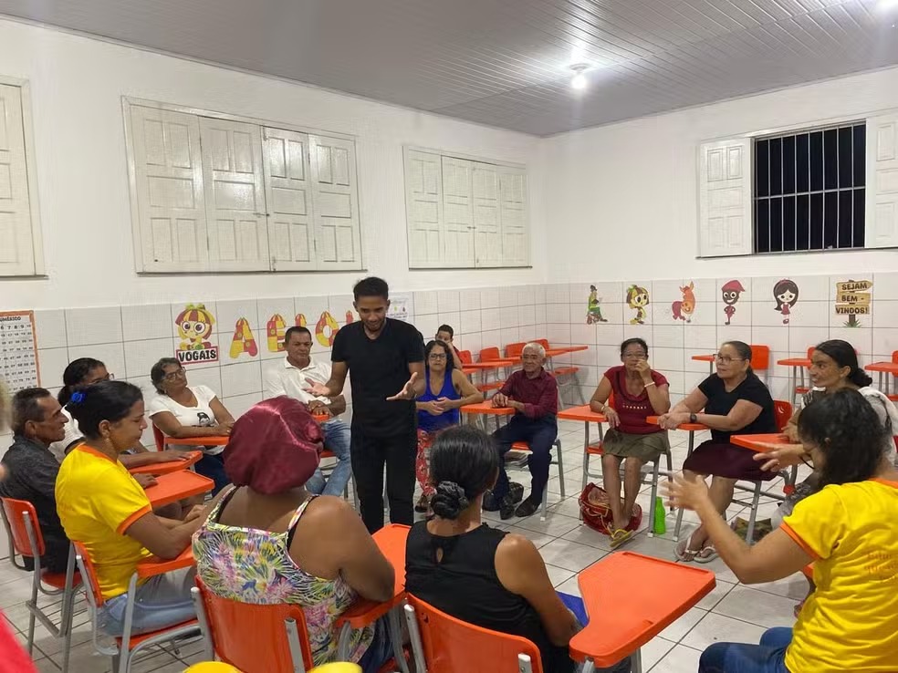 Educador viraliza ao alfabetizar alunos idosos com o forró de Luiz Gonzaga em cidade na Bahia