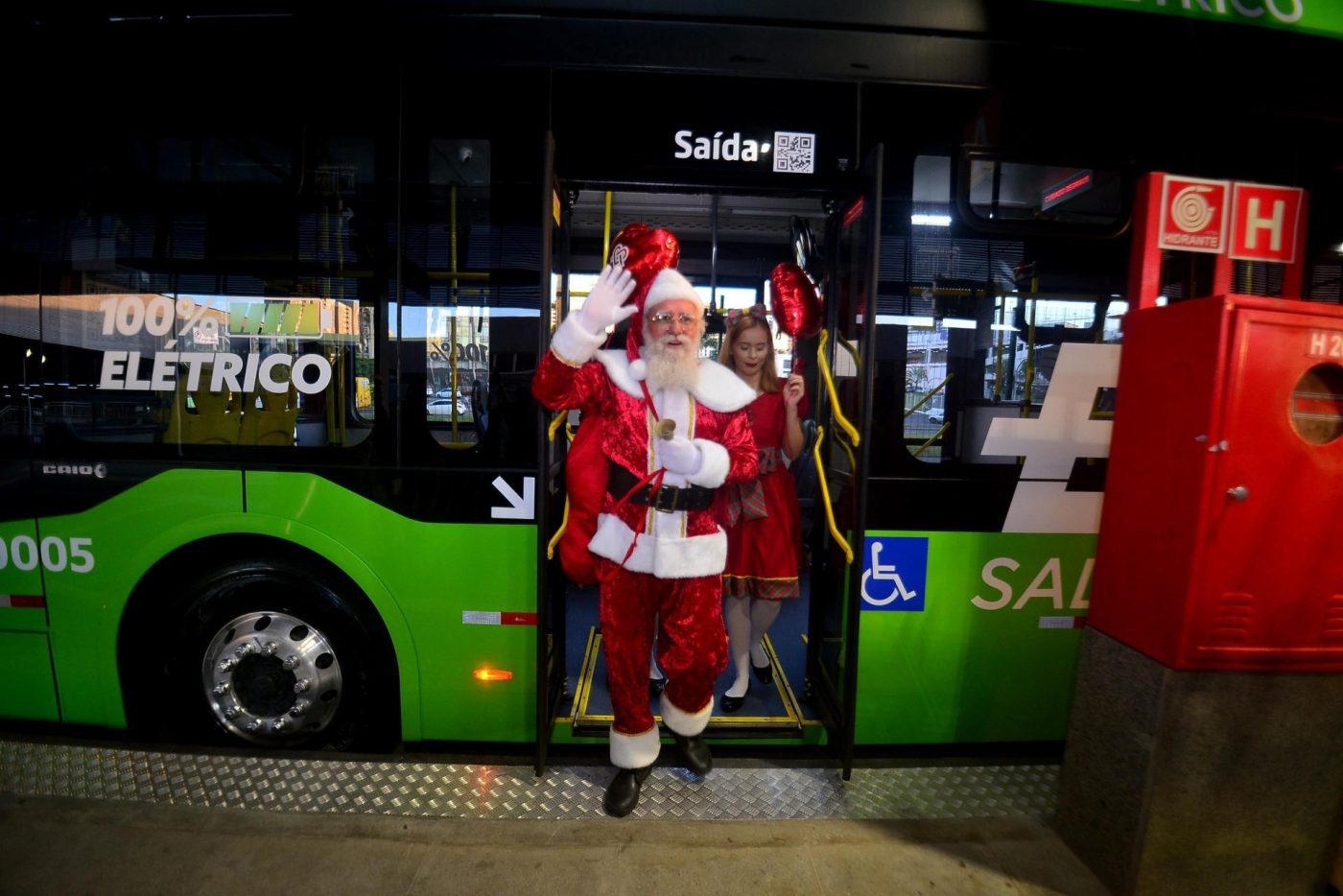 Papai Noel irá de BRT para programação natalina em shopping do Centro de Salvador