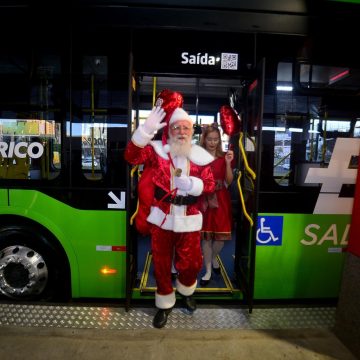 Papai Noel irá de BRT para programação natalina em shopping do Centro de Salvador