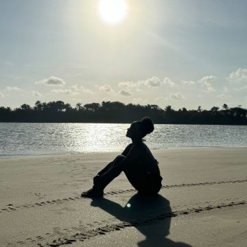 Rebeca Andrade joga tênis, curte praia e vai até o chão em show de Bell Marques na Bahia