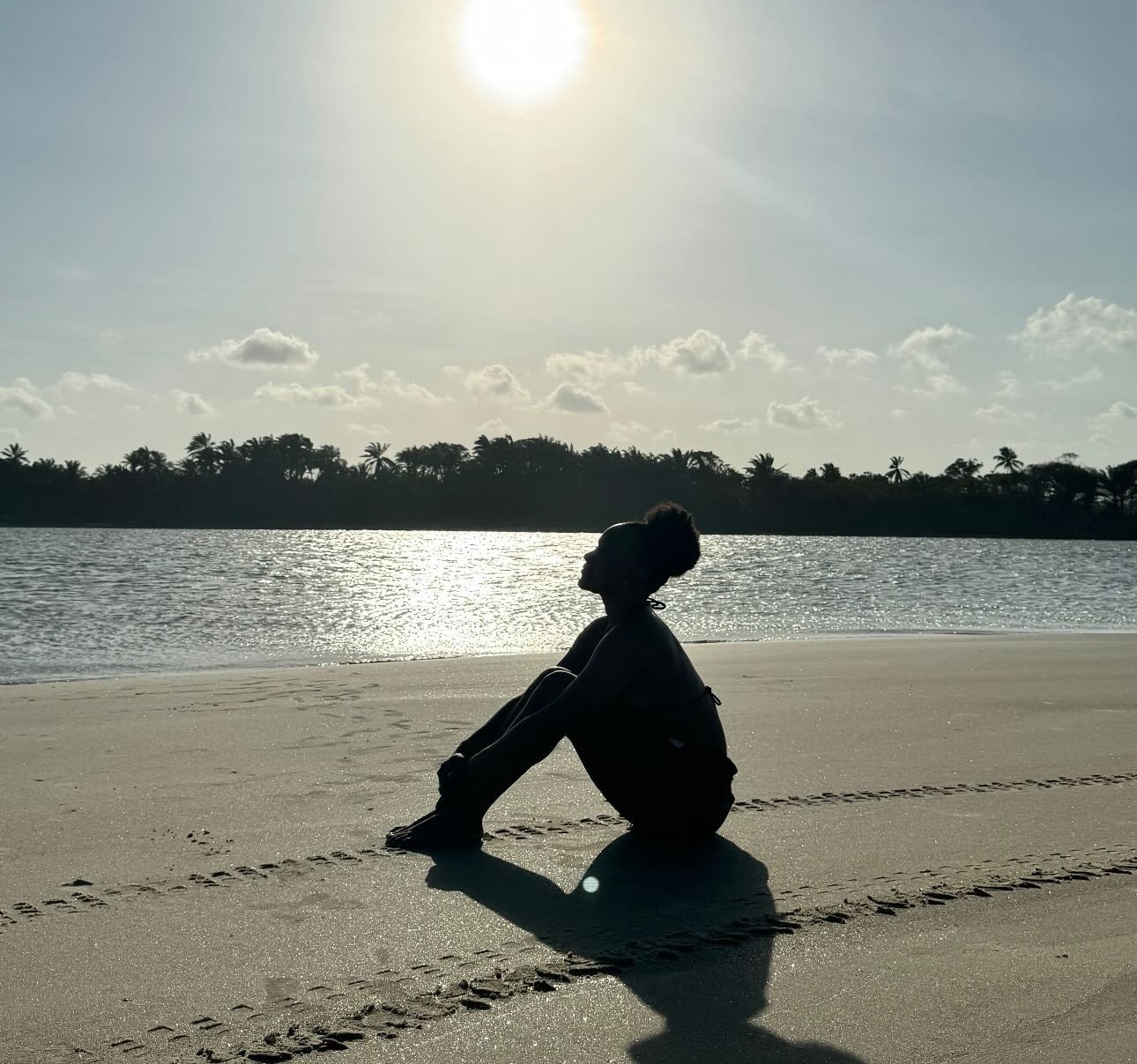 Rebeca Andrade joga tênis, curte praia e vai até o chão em show de Bell Marques na Bahia