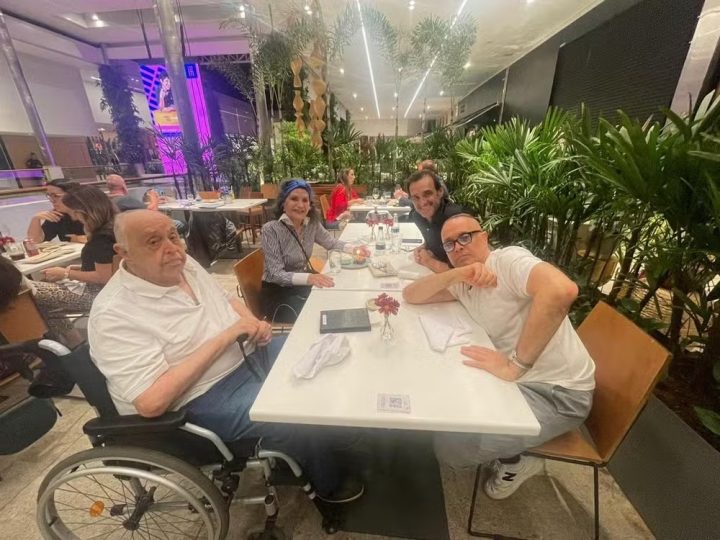 Rosamaria Murtinho comemora 92 anos com jantar em família