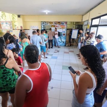 Abertura dos portões no maior colégio eleitoral de Salvador tem fila de dobrar o quarteirão