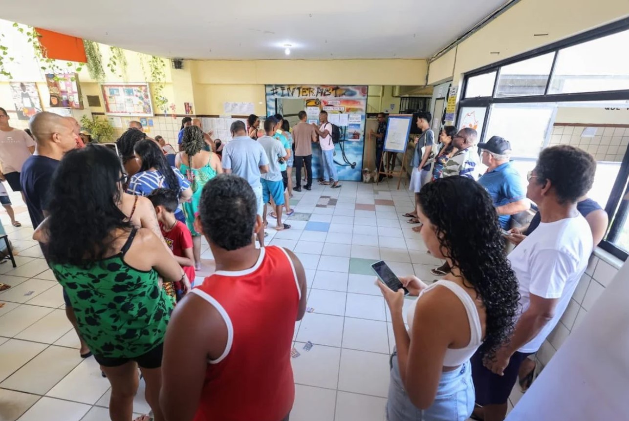 Abertura dos portões no maior colégio eleitoral de Salvador tem fila de dobrar o quarteirão