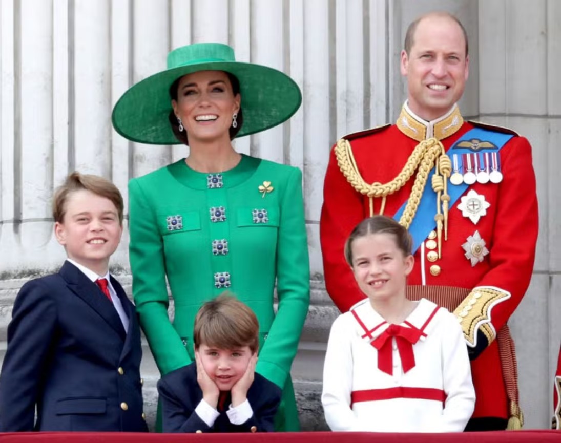 Príncipe George, filho de William e Kate Middleton, passará a viajar separado dos irmãos; entenda