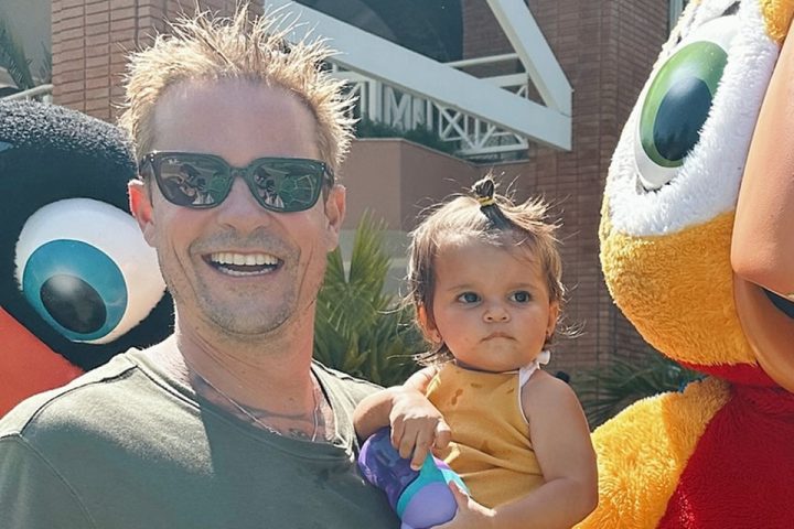 Paulinho Vilhena abre álbum de fotos com a filha em Costa do Sauipe; confira os cliques