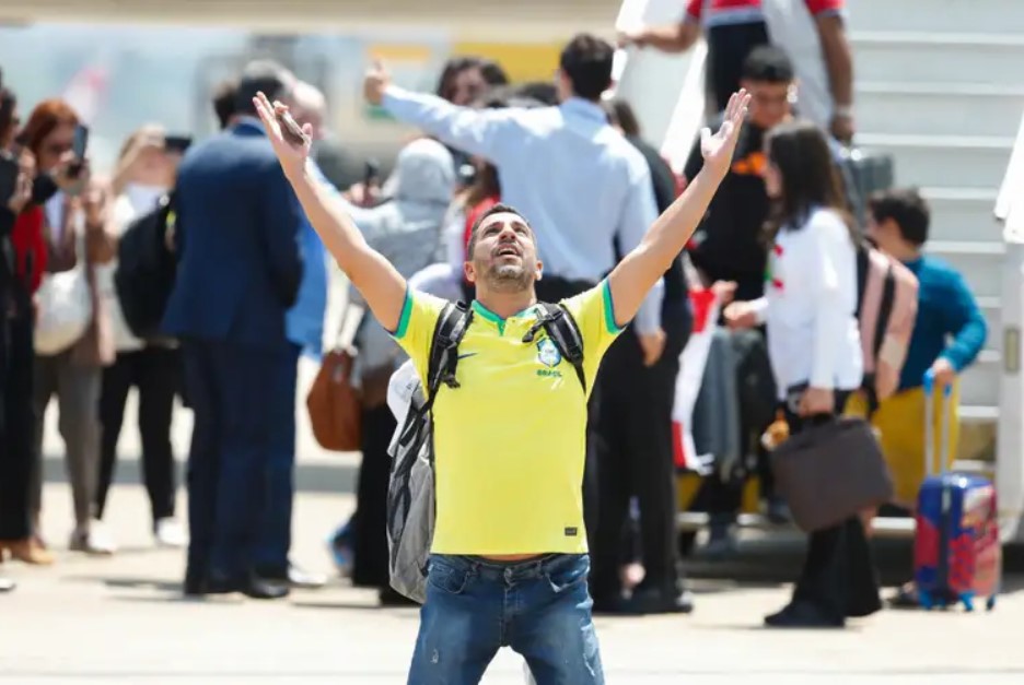 Avião da FAB com brasileiros repatriados pousa em São Paulo