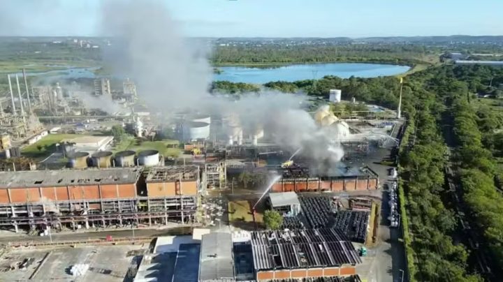 Explosão em fábrica da Braskem provoca incêndio de grandes proporções em Camaçari