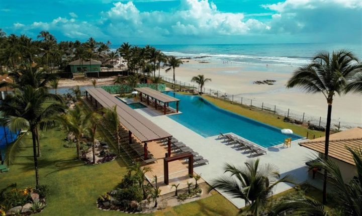 Hotel no sul da Bahia inaugura piscina de borda infinita à beira-mar