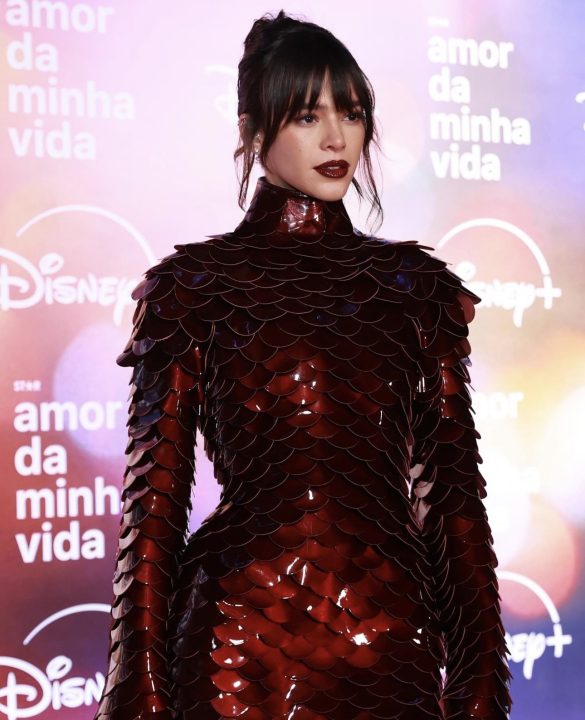 Bruna Marquezine com vestido avaliado em R$ 63 mil durante festa de lançamento de série em que será protagonista. Foto: Roberto Filho/Brazil News