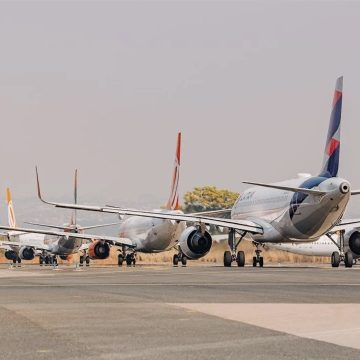 Passagens aéreas registram alta desde maio, com Azul liderando preços mais elevados