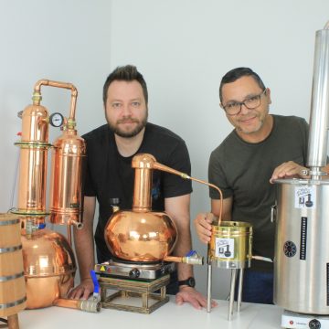 Brasileiros lançam primeira cachaça do mundo criada por inteligência artificial