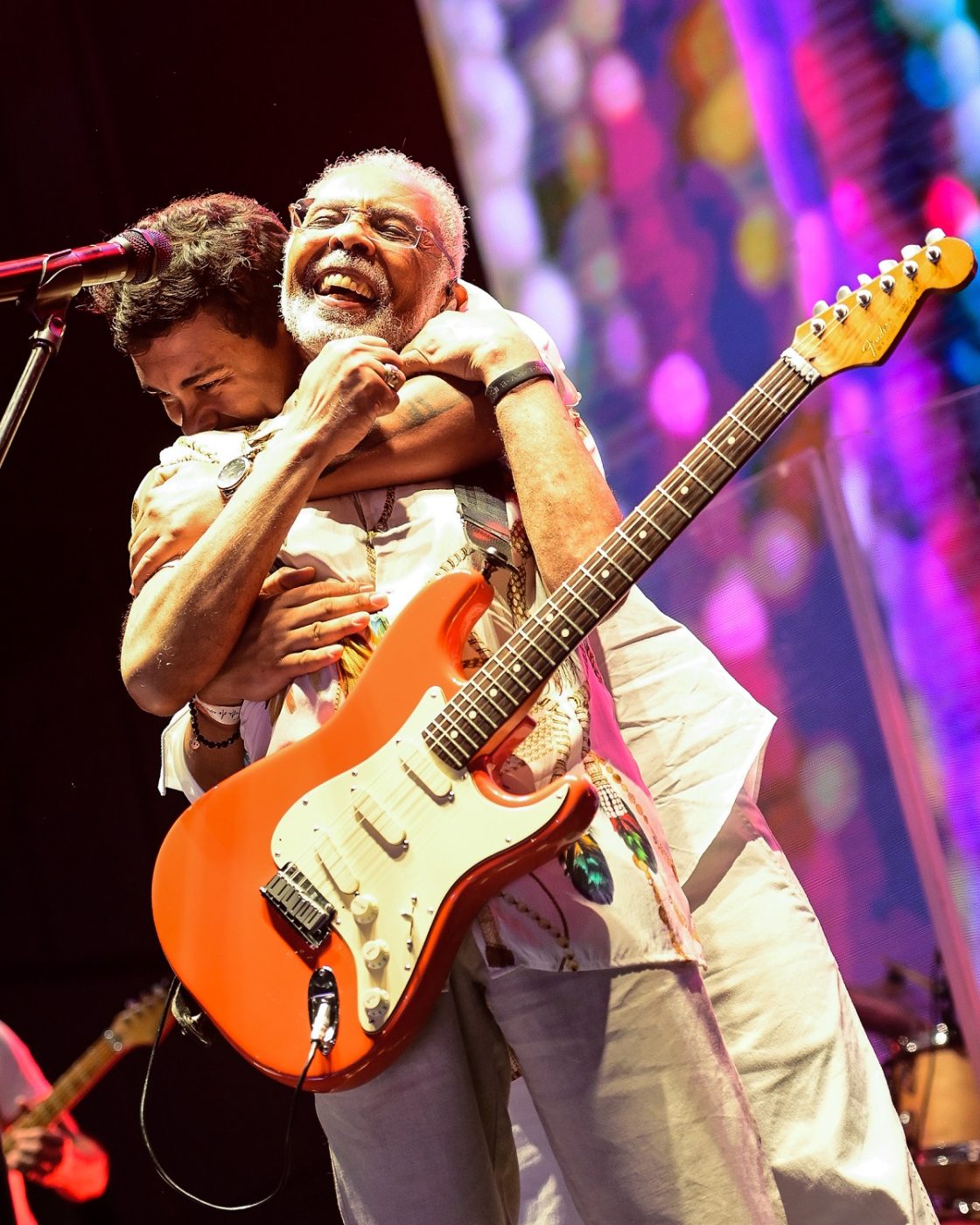 Xamã surpreende e sobe no palco para rimar ao lado de Gilberto Gil em festa do Alô Alô Bahia; vídeo