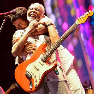 Xamã surpreende e sobe no palco para rimar ao lado de Gilberto Gil em festa do Alô Alô Bahia; vídeo