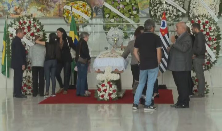 Corpo do cantor Agnaldo Rayol é velado nesta terça-feira (5), em SP, em cerimônia aberta