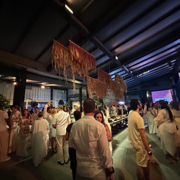 Assinada por Fernanda Brinço, decoração da festa de 15 anos do Alô Alô Bahia é inspirada no sertão baiano