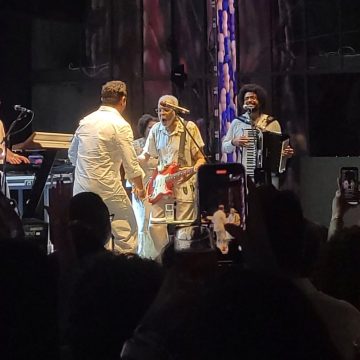 Xamã surpreende e sobe no palco para rimar ao lado de Gilberto Gil em festa do Alô Alô Bahia; vídeo