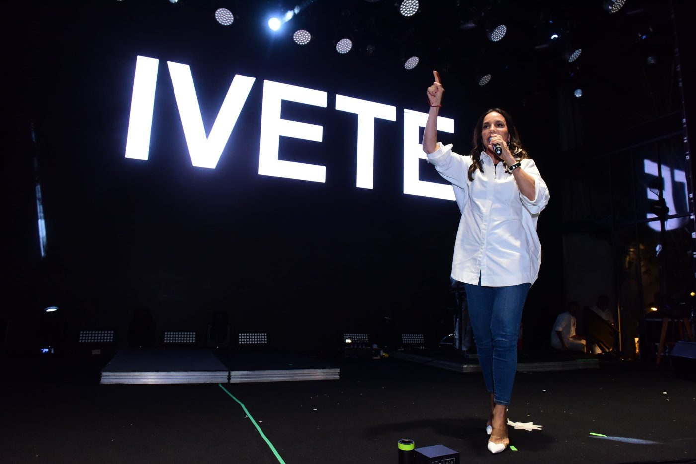 Ivete Sangalo surpreende e canta na festa de 15 anos do Alô Alô Bahia