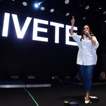 Ivete Sangalo surpreende e canta na festa de 15 anos do Alô Alô Bahia