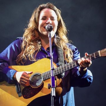 Ana Carolina reforça carinho pela Bahia e revela desejo de colaborar com Caetano: ‘Até hoje não consegui’