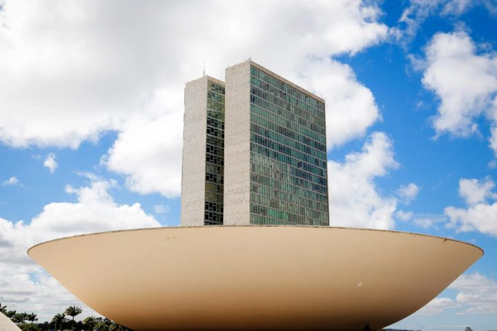 Deputados pedem vista e CCJ adia votação da PEC do aborto; saiba os próximos passos