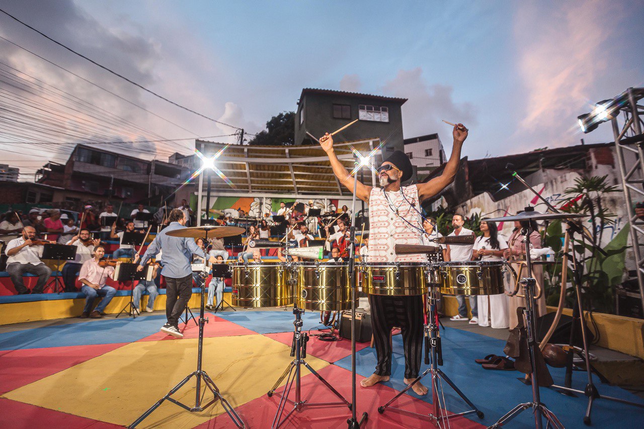 Carlinhos Brown anuncia participações especiais do show de reabertura do Candyall Guetho Square