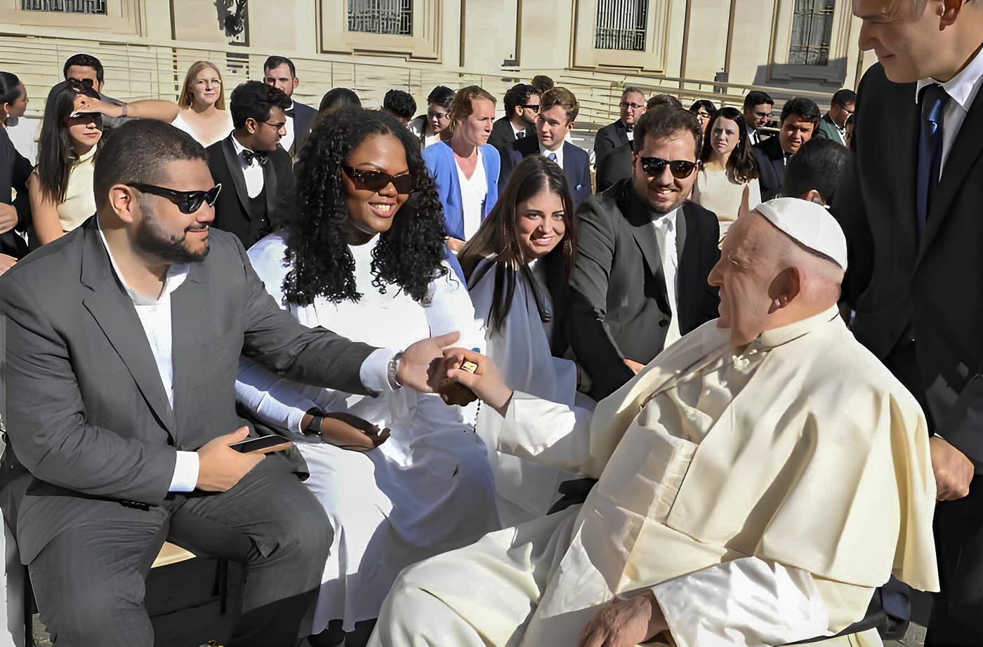 Casal baiano recebe benção do Papa Francisco durante lua de mel em Roma