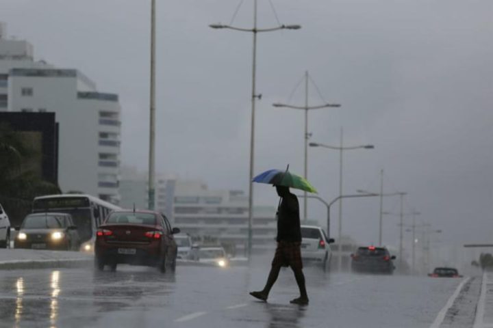 Frente fria causa chuvas intensas em Salvador nesta segunda; confira previsão do tempo