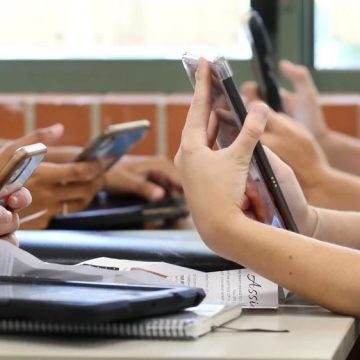 70% das escolas particulares querem mais regras sobre uso dos celulares, diz pesquisa