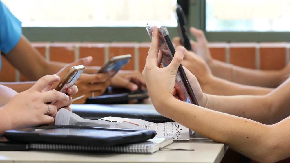 70% das escolas particulares querem mais regras sobre uso dos celulares, diz pesquisa