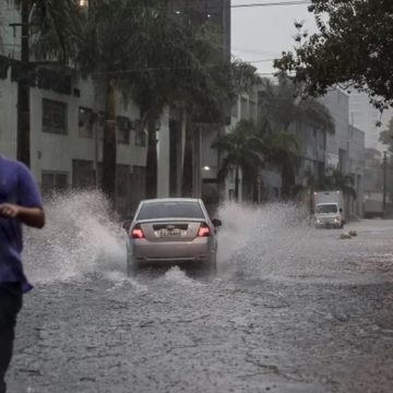 Após chuva forte, cidade de São Paulo entra em estado de atenção para alagamentos