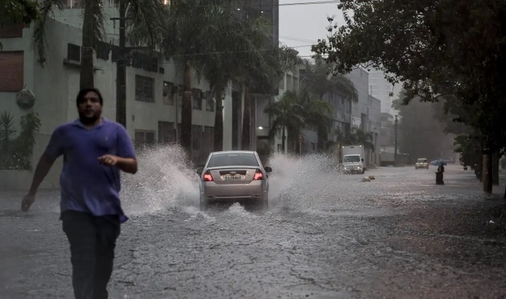 Após chuva forte, cidade de São Paulo entra em estado de atenção para alagamentos