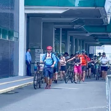 Turistas desembarcam no Porto de Salvador prontos para pedalar; veja vídeo