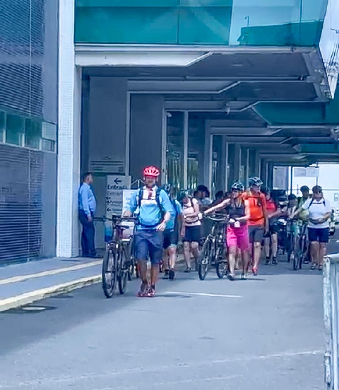 Turistas desembarcam no Porto de Salvador prontos para pedalar; veja vídeo