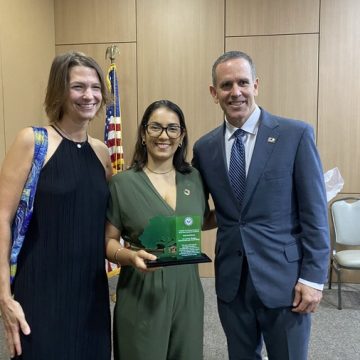 Baiana Anna Luísa Beserra ganha prêmio especial durante a reabertura da Agência Consular dos EUA em Salvador