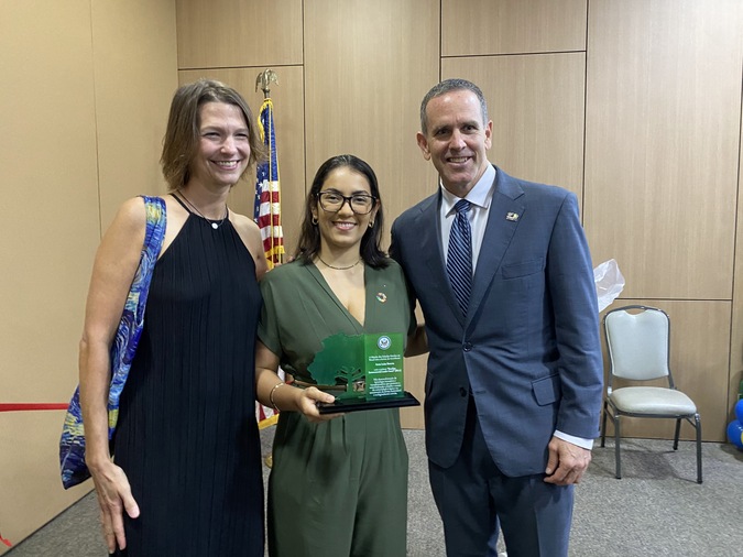 Baiana Anna Luísa Beserra ganha prêmio especial durante a reabertura da Agência Consular dos EUA em Salvador