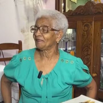 Idosa de 82 anos ganha medalha em Olimpíada de Matemática após voltar a estudar