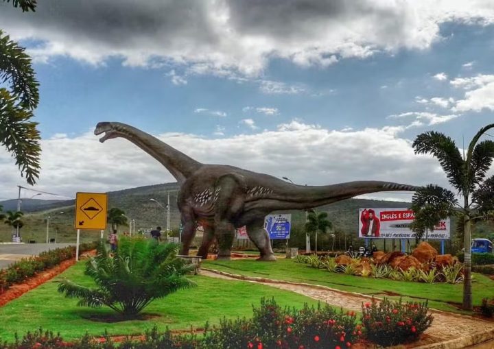 Conheça fábrica baiana que produz esculturas de dinossauros para diversas cidades do Brasil