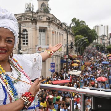 Caminhada Nacional do Samba antecipa clima carnavalesco em Salvador