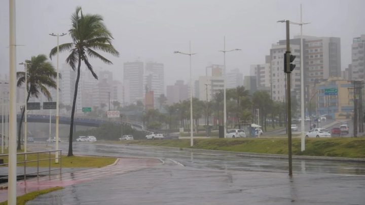 Ciclone próximo ao litoral da Bahia será responsável por chuvas neste fim de semana