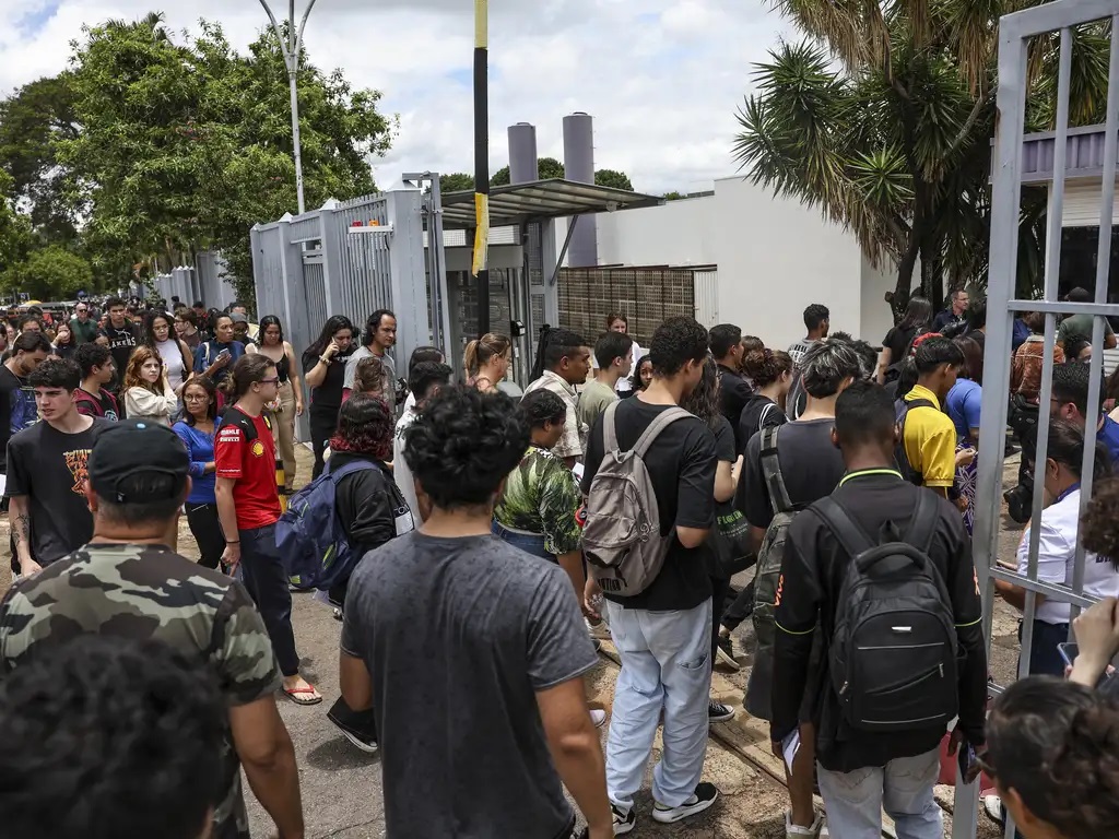 Segundo dia do Enem: milhões de candidatos respondem a 90 questões até 18h30