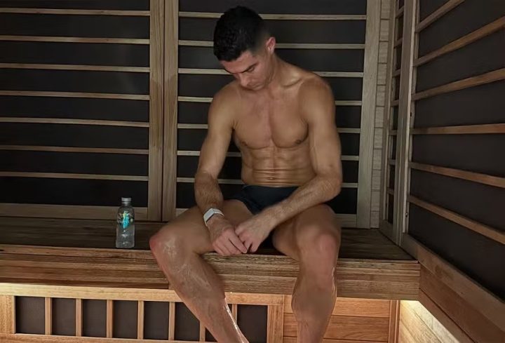 Cristiano Ronaldo posa de sunga em sauna e detalhe nos pés chama atenção