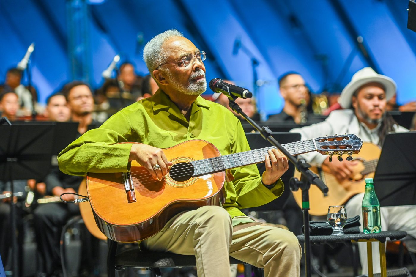 Gilberto Gil e Aldo Brizzi misturam MPB, canto lírico e dança indiana em Ópera “Amor Azul”; veja fotos