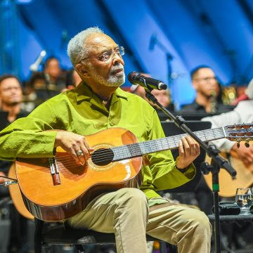 Gilberto Gil e Aldo Brizzi misturam MPB, canto lírico e dança indiana em Ópera “Amor Azul”; veja fotos